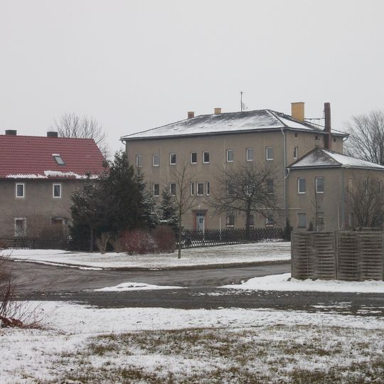 Ehemaliges Herrenhaus eines Rittergutes und Toreinfahrt zum Gutsgelände Hauptstraße 9