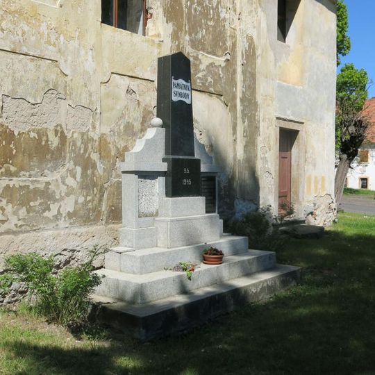 Pomník padlým u kostela ve Vintířově