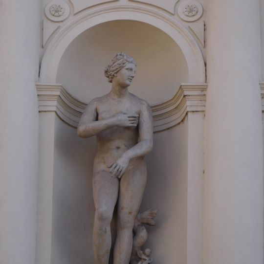 Ženská postava na levé straně fasády Vysoké školy uměleckoprůmyslové v Praze