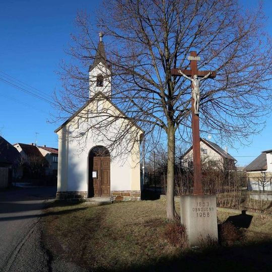 Kříž před kaplí v Podlesí