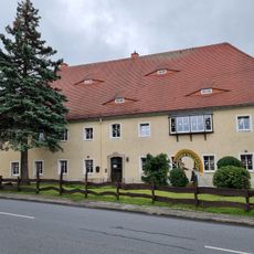 Schlossschänke; Wohnhaus und fränkischer Torbogen als Verbindung zwischen Wohnhaus Nr. 77 und Seitengebäude Nr. 75 Hauptstraße 77