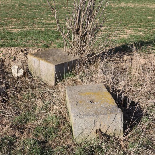 Kříž u cesty západně od Zvěrkovic