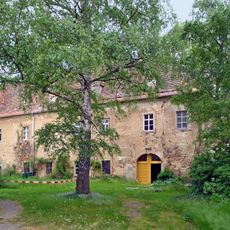 Sachgesamtheit Schloss, Schlosspark und Rittergut Jahnishausen, mit den Einzeldenkmalen: Schloss (Nr. 1c), Gebäude des Wirtschaftshofes, wie unmittelbar an der Jahnatalstraße gelegenem Komplex aus Wohnhaus (Drescherhaus), Wirtschaftstrakt (Stall) u