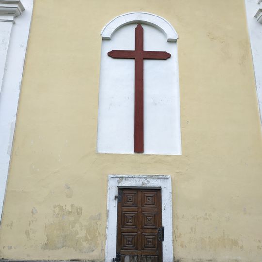 Pamětní kříž na západní stěně kostela ve Sloupu v Čechách