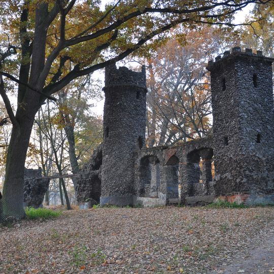 Sztuczne ruiny z grotą