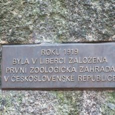 Pomník založení ZOO v zoologické zahradě v Liberci