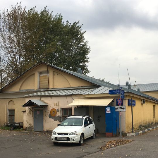 Восточный служебный флигель