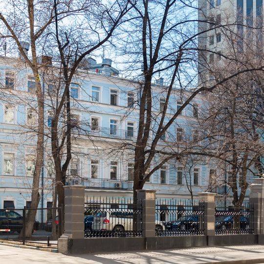 Главный дом городской усадьбы с оградой