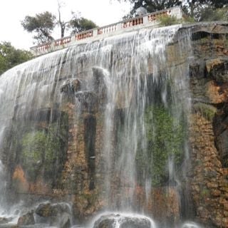 Parc de la Colline du Château Waterfall