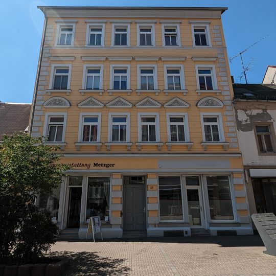 Mietshaus in geschlossener Bebauung Hauptstraße 27