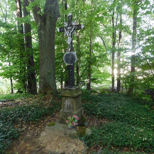 Kříž u lesní cesty východně od Rovné