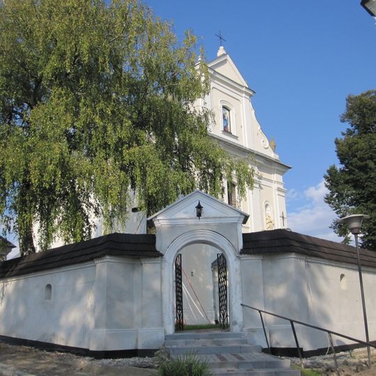 Mur obronny wokół cmentarza z bramkami