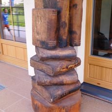 Sculpture in front of library in Rudník