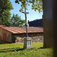 Kříž v Útvině u kostela