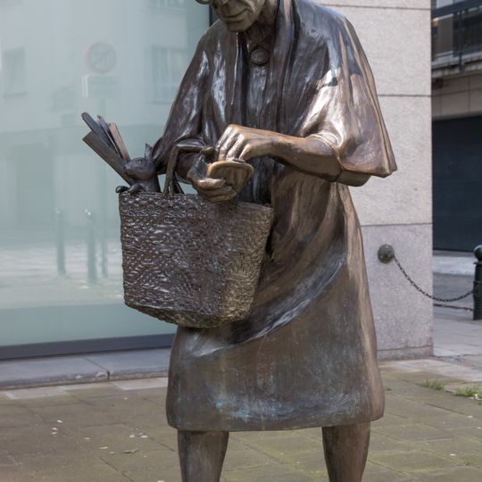 Statue of Madame Chapeau