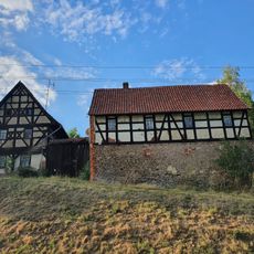 Wohnstallhaus (Umgebindehaus), Seitengebäude und Scheune eines ehemaligen Vierseithofes Hauptstraße 120; 122