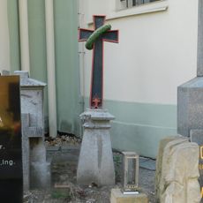 Kříž před kaplí svatého Jana Křtitele ve Slavkově u Brna