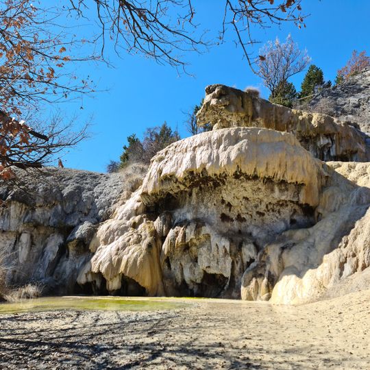 Fontaine pétrifiante de Réotier