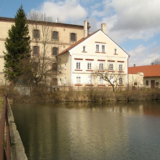 Parní motorový mlýn s rybníkem