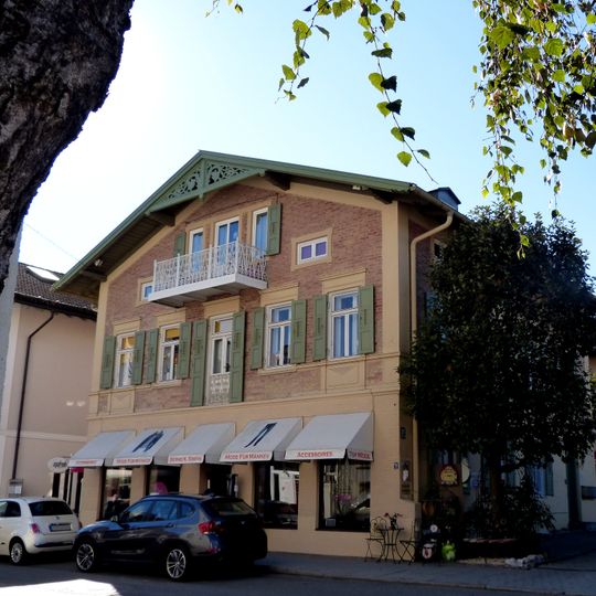 Wohn- und Geschäftshaus