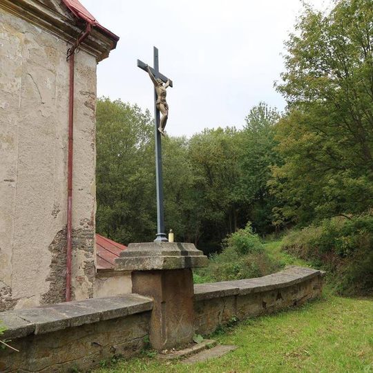 Kříž u kostela Navštívení Panny Marie ve Skokách