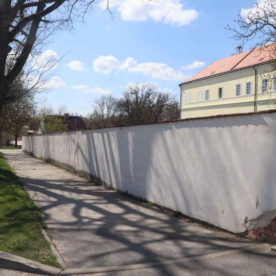 Ohradní zeď zámku Nové Syrovice