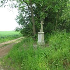 Kříž severozápadně od Milčic u rozcestí