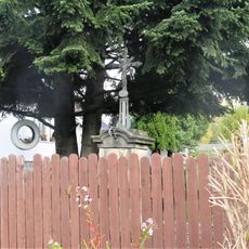 Kříž v zahradě domu 310 v Horním Podluží