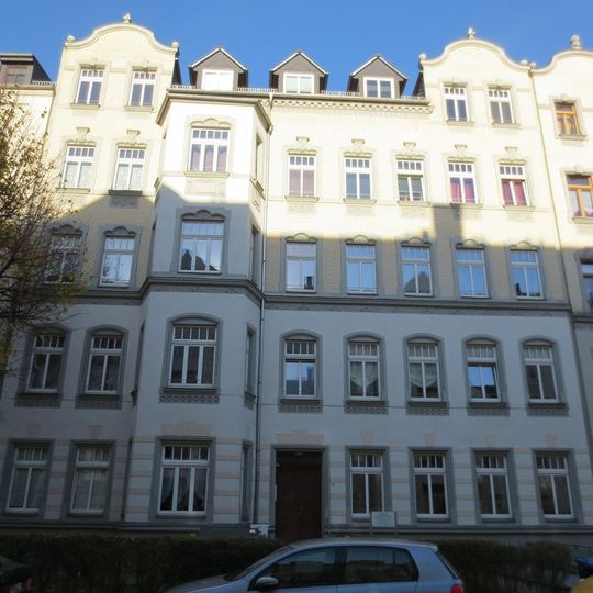 Mietshaus in geschlossener Bebauung mit Vorgarten Theodor-Lessing-Straße 20