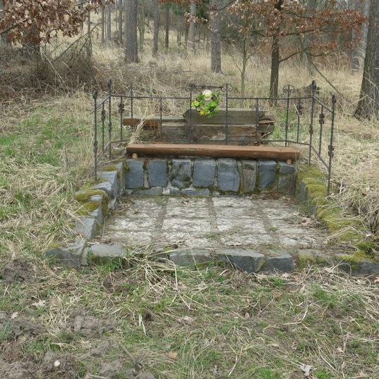 Kříž u lesní cesty východně od Homole u Panny