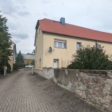 Wohnstallhaus (Nr. 10), zwei Seitengebäude (Wohnhäuser, Nr. 11 und Nr. 12) und Scheune eines Bauernhofes sowie Einfriedungsmauer Alte Salzstraße 10; 11; 12