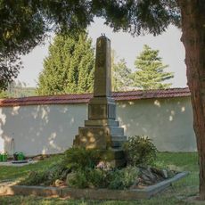 Pomník padlým v Damníkově na hřbitově (2)