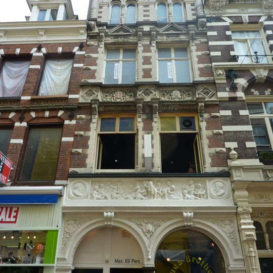 Huis met gevel in een mengsel van Nederlandse en Italiaanse renaissancemotieven