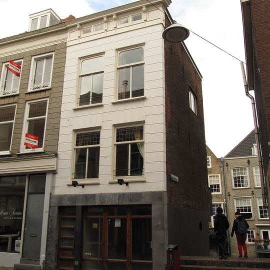 Hoekpand Botgenssteiger met gepleisterde lijstgevel, natuursteen-imitatie. Kroonlijst met consoles en vensters. Aan de Voorstraatshaven sterk vernieuwde lijstgevel met onderkraagde parterre