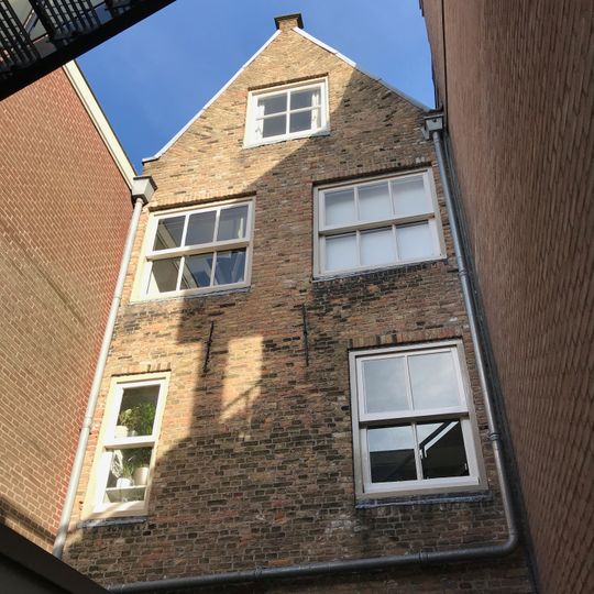 Achterhuis voorzien van puntgevel met vlechtingen, zichtbaar vanaf de Taankade