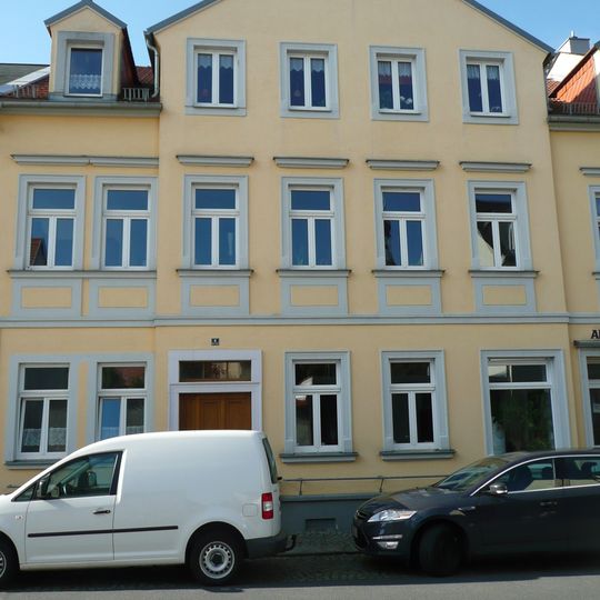 Wohnhaus in geschlossener Bebauung Dresdner Straße 8