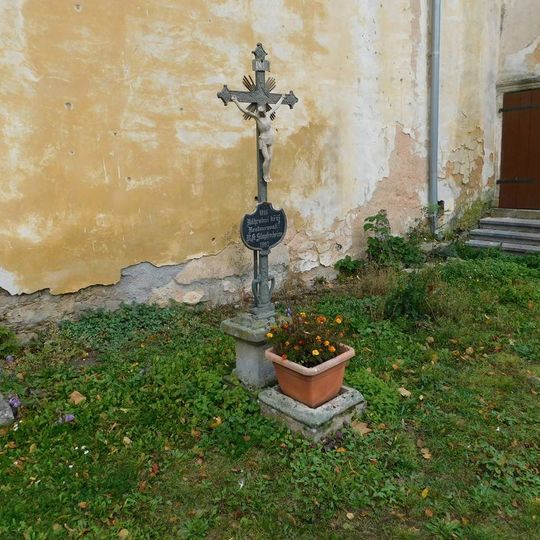 Kovový kříž u kostela v Lukách