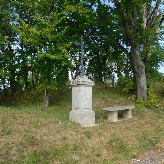 Kříž u hřbitova ve Třech Sekerách