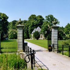 Huis te Windesheim, bouwhuizen en hek met hekpijlers