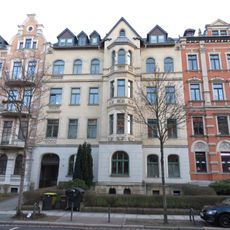 Mietshaus in geschlossener Bebauung mit Vorgarten Weststraße 35