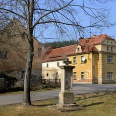 Kříž v Hokově na křižovatce