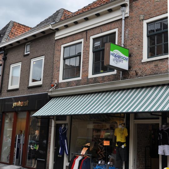 Pand met eenvoudige lijstgevel van 19e-eeuws karakter