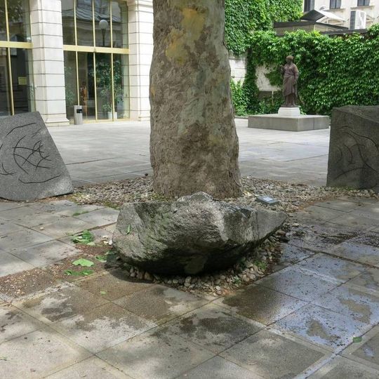 Plastika Symfonie Země v atriu u Moravské galerie v Husově ulici v Brně