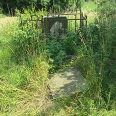 Rozvalený kříž u turistické cesty z Blanska do Lipové