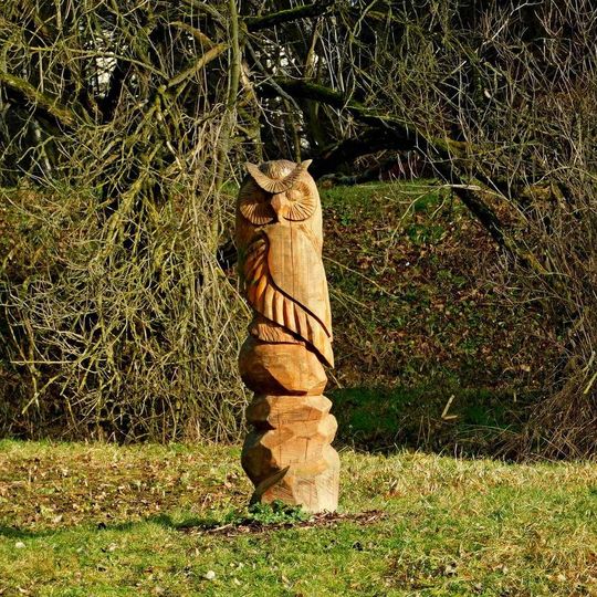 Dřevěná socha sovy ve Velkých Popovicích