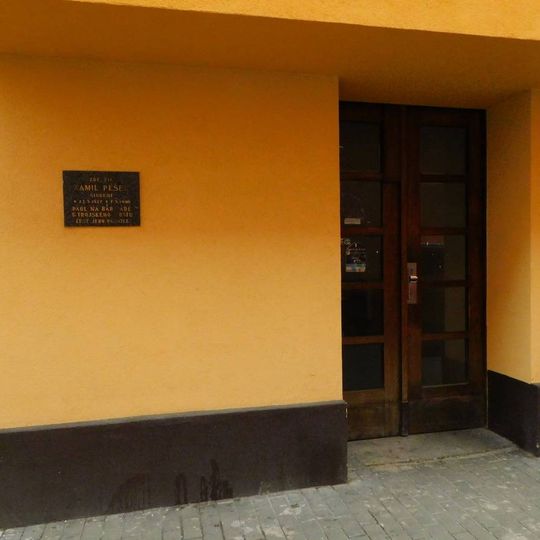 Pamětní deska Kamila Peška na domě V Háji 1184/20 v Holešovicích