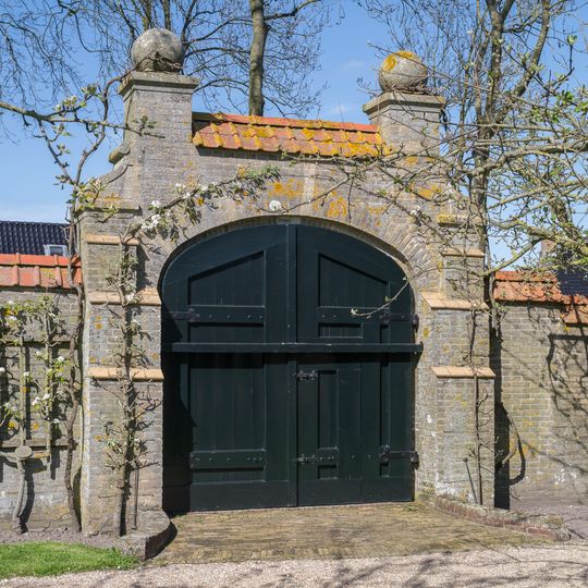 Dekemastate: tuinmuur met poort