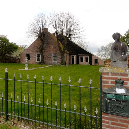 Boerderij van het Westerwoldster type met lang voorhuis en ingang in de voorgevel van de schuur