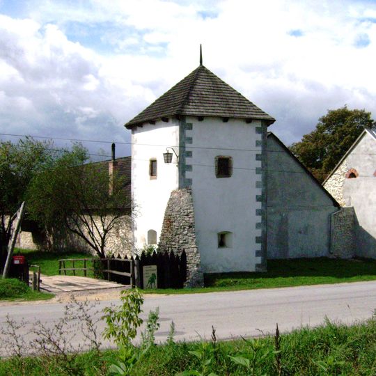 Pozostałości ogrodzenia majdanu zamkowego z trzema basztami, lata 1560-1570