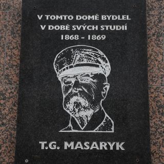 Pamětní deska Tomáše Garrigua Masaryka v Brně na ulici Milady Horákové